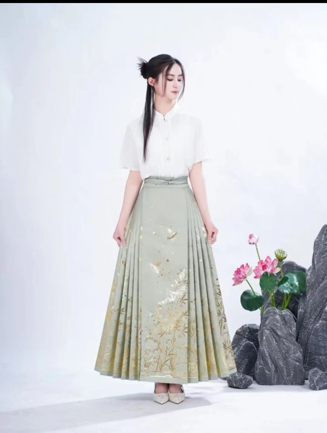 Horse-Face Skirt Bamboo with Birds